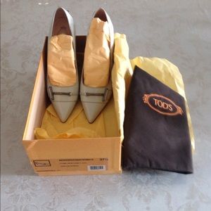 TOD'S pointed silver tone buckle pump